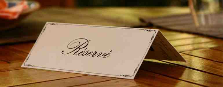 Image décrivant la page actuelle 'Réservations', page qui permet de réserver une table du bar Le Neptune situé à Saint-Lô (50000 - Manche)