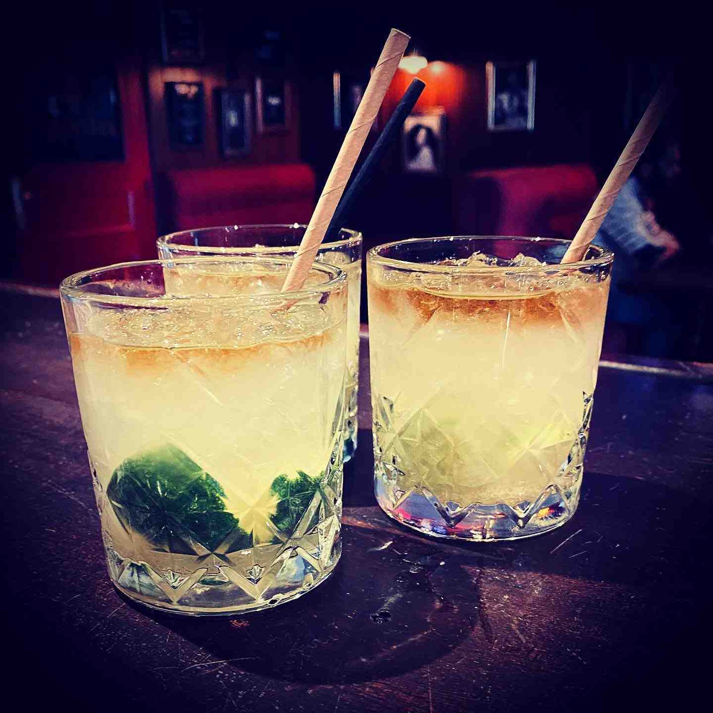 Image mise par défaut si le client n'a pas fourni d'image dans le formumlaire du témoignage. Cette image représente un cocktail du Le Neptune (50000 - Saint-Lô - Manche) sur le comptoir du bar