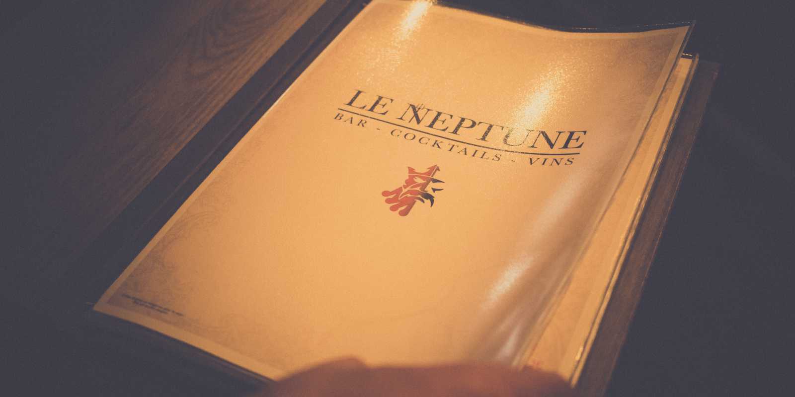Image décrivant la page actuelle 'Les cartes', page qui permet de consulter les cartes de boissons du bar Le Neptune situé à Saint-Lô (50000 - Manche)